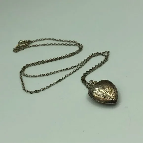 VINTAGE SILVER Puffed Heart Foliage Etch Pendant Necklace on Chain Retro Kitsch - Picture 8 of 16